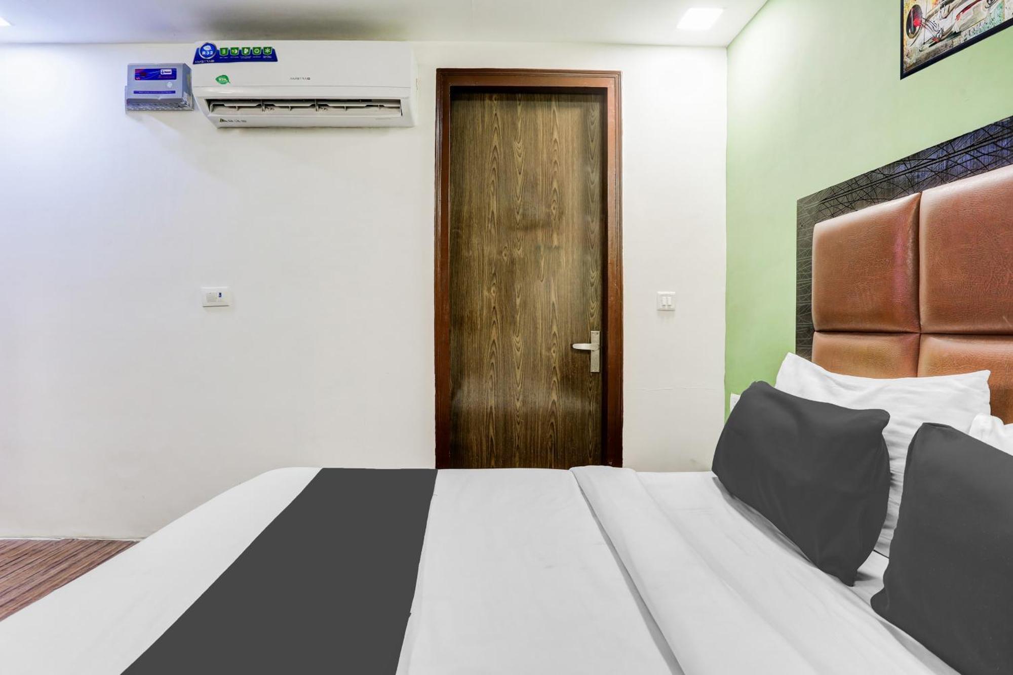 Super Hotel O Rohini Sector 20 Formerly Yellow Saffron Delhi  Exterior photo